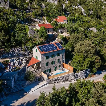 Lazini Dvori Villa *