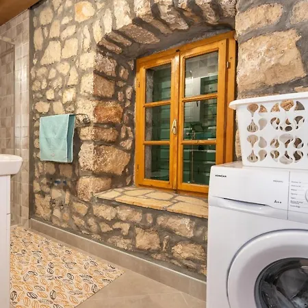Lazini Dvori Villa *