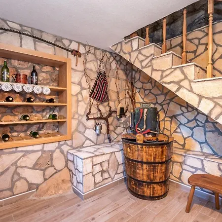 Lazini Dvori Villa *