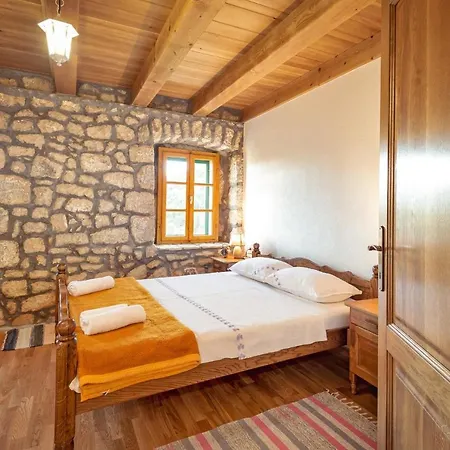 Lazini Dvori Villa *